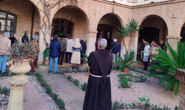 Vía crucis en el claustro del convento de Nuestra Señora de los Ángeles de Valencia