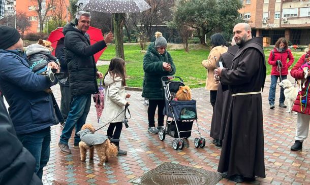 Alcorcón celebra por primera vez la fiesta de San Antón con una multitudinaria bendición de animal