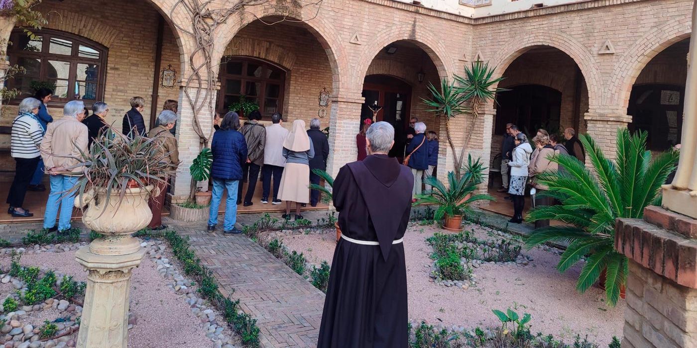 Vía crucis en el claustro del convento de Nuestra Señora de los Ángeles de Valencia